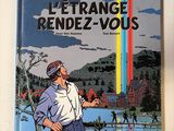 la couverture d'une bande dessinée sur laquelle figure un homme debout devant un arc-en-ciel