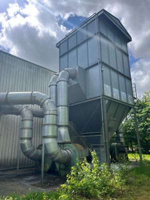 Silo à sciure avec système d'aspiration. A charge de démonta…