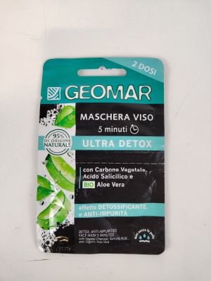 un gros plan d'un sachet de gel posé sur une surface blanche