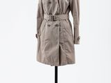 une image d'un manteau sur un support de mannequin