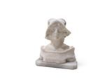 une statue de femme avec un chapeau sur la tête