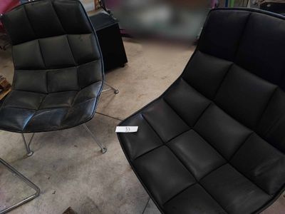 deux chaises qui sont assises ensemble dans une pièce
