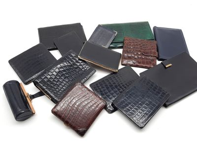plusieurs modèles différents de portefeuilles en cuir d'alligator sur fond blanc