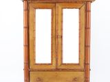 une armoire en bois à deux portes avec un miroir