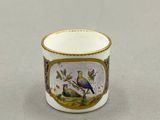 deux petites tasses ornées d'oiseaux, posées sur une table