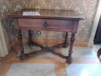 une petite table sur laquelle est posé un livre
