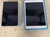 deux téléphones portables posés l'un à côté de l'autre sur une table