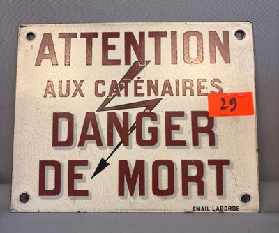 un panneau indiquant « Attention aux caténaires – danger de mort »