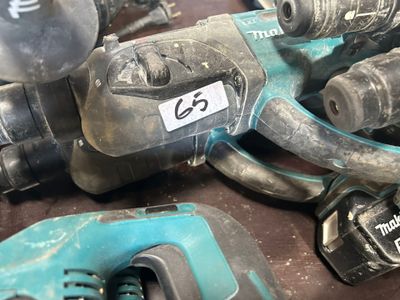 de nombreux outils posés ensemble sur une table
