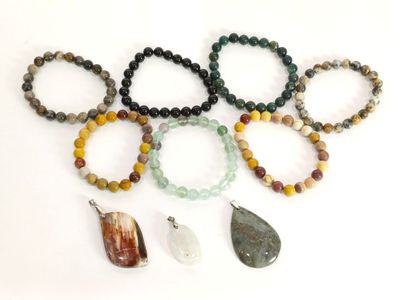 six bracelets de couleurs et de formes différentes, ornés d'un pendentif en pierre