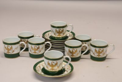 un grand nombre de tasses et de soucoupes sur une table