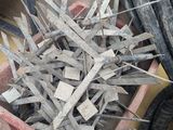 un tas de copeaux de bois dans une caisse posée par terre