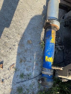un tuyau bleu sur lequel est apposé un panneau jaune