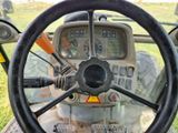 le volant d'un tracteur dans un champ