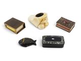 quatre types différents d'objets décoratifs sur un fond blanc