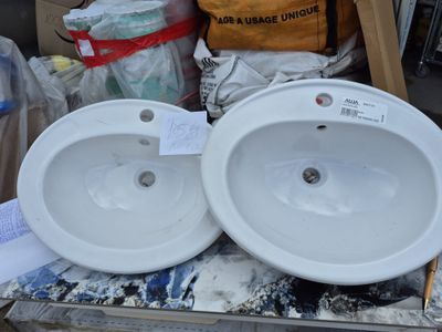 deux éviers blancs posés sur une table