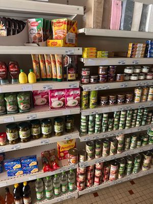 de nombreux produits en conserve sur les rayons du magasin