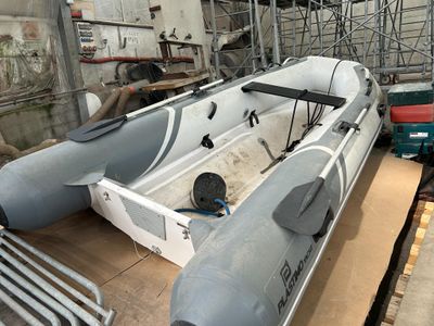 un bateau en cours de construction dans un bâtiment