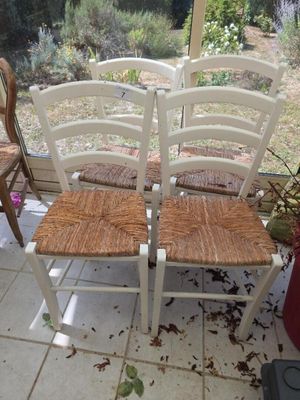 quatre chaises posées sur un sol carrelé