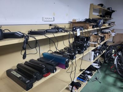 de nombreux types d'appareils électroniques sur les rayons