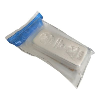 un savon dans un sac en plastique posé sur une surface blanche