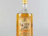 une photo d'une bouteille de gin posée sur une table