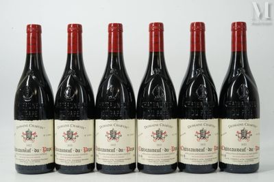 six bouteilles de vin rouge alignées sur une table