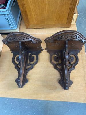 paire de supports d'étagère anciens en fonte, avec motif en volutes