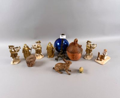 Lot de sujets en biscuits en porcelaine blanche et dorée etc…