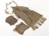 une image représentant un sac à main marron entouré d'une chaîne, lui-même entouré d'une autre chaîne