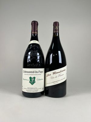 deux bouteilles de vin posées l'une à côté de l'autre sur une table