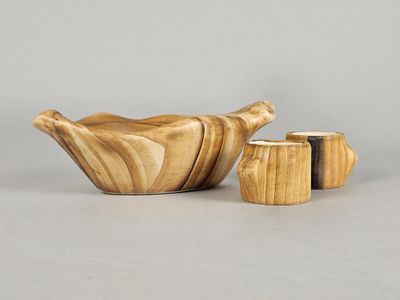 deux bols en bois et une salière en bois posés sur une table