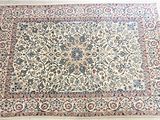 un grand tapis persan à motifs floraux sur fond blanc