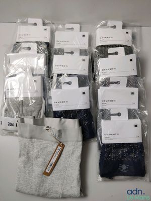Plusieurs paires de chaussettes pour homme sont conditionnées dans des sachets en plastique.