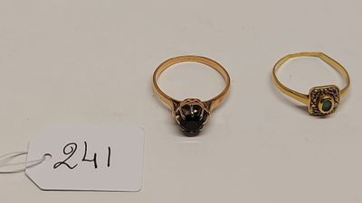 deux bagues en or ornées de pierres noires, avec une étiquette de prix