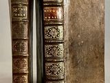 deux vieux livres posés l'un à côté de l'autre sur une table