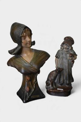 deux statues représentant une femme et un chien sur un fond blanc
