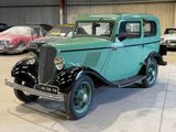 une voiture verte garée dans un garage avec d'autres voitures