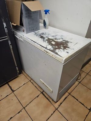 Congélateur coffre sans marque apparente (mauvais état)