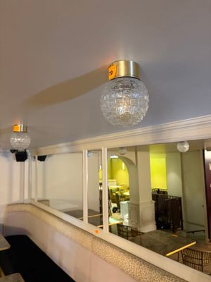 un miroir accroché au mur dans le couloir d'un immeuble