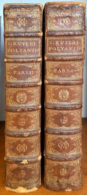 plusieurs vieux livres sont empilés sur une table
