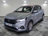 la voiture argentée est garée dans le garage sur un sol en damier