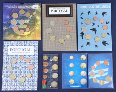 Plusieurs livres et brochures sont posés sur une table bleue