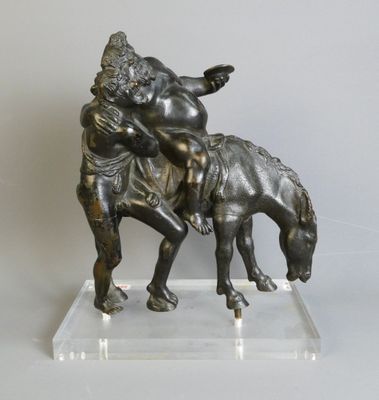 une statue représentant un homme à cheval, avec une femme à ses côtés