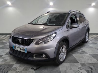 la voiture argentée est garée dans le garage sur un sol en damier