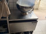 une photo d'une cuisine sur laquelle est posé un grand saladier