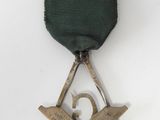 an image of a medal with a compass and a square and compass on it