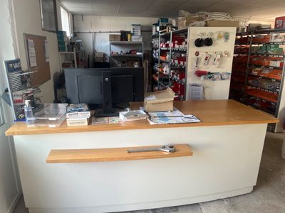 un bureau sur lequel se trouve un ordinateur, dans un magasin