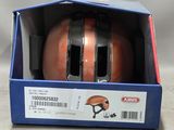 un casque qui se trouve dans une boîte posée sur une table