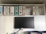 un bureau équipé d'un ordinateur et d'un moniteur